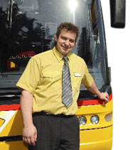 Mario Flury vor dem Postauto